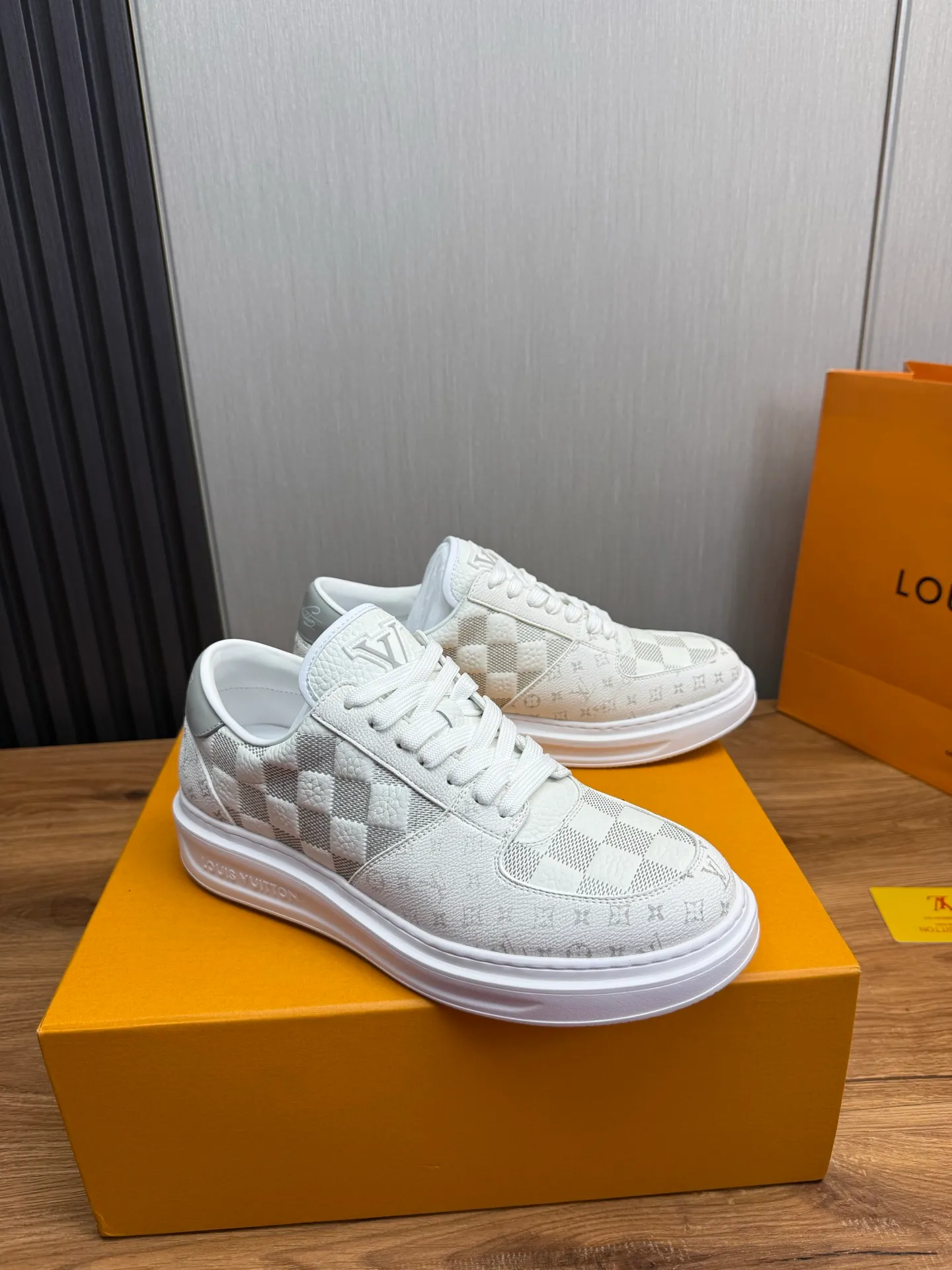 Men's shoes 💰840💰 LOUIS VUITTON [Luden Yiwei] The new trendy Lv is on the market 🎁, casual and fashionable men's shoes 👟 1:1 shipment ⬆️The upper is made of imported cowhide + cowhide mesh lining, the original wear-resistant rubber outsole, the version is simple and elegant, exclusive for trendy men. 38-45 (38.45 is non-refundable if made to order)